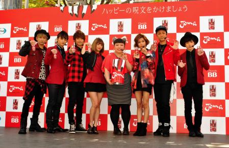 　「Ｊｏｍａ」発売記念イベントに出席した渡辺直美（右から４番目）とＡＡＡ＝東京・新宿ステーションスクエア