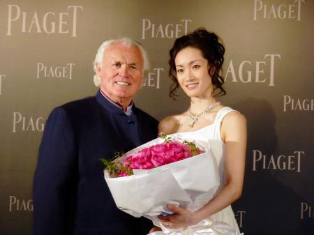 　イヴ・ピアジェ会長から結婚祝いのバラ「イヴ・ピアジェ・ローズ」の花束を渡された荒川静香さん（右）＝東京・恵比寿