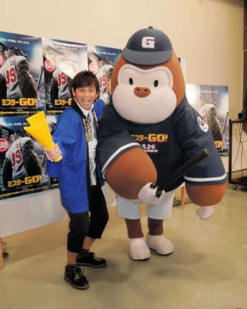 ガヤ芸人として応援シーンを指導した岡田圭右＝東京・浜町スタジオ