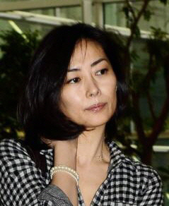 フランスから帰国し、「この国は平和」とツイッターでつぶやいた中山美穂