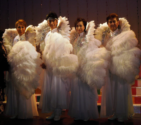 宝塚風のレビューに挑む（左から）神崎順、川崎麻世、えまおゆう、阿部裕＝東京・築地本願寺・ブディストホール