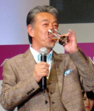 小指をたててノンアルコールワインを飲む高田純次