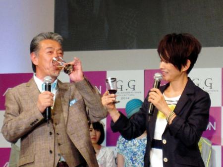 　小指をたててノンアルコールワインを飲む高田純次（左）と夏木マリ＝千葉・幕張メッセ