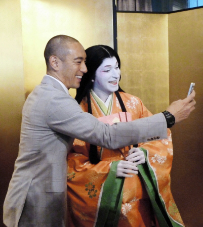 カウンターテナー歌手のアンソニー・ロス・コスタンツォと携帯で撮影する市川海老蔵。すぐにブログに＝京都市内