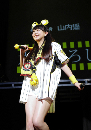 阪神のユニホーム姿で「六甲おろし」を熱唱した山内遥＝東京・品川ステラボール