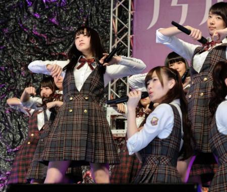 「気づいたら片想い」発売記念ミニライブで乃木坂４６として初パフォーマンスを披露した松井玲奈（左）＝幕張メッセ（撮影・佐々木彰尚）