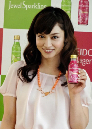 右足中指を骨折したことを明かした平愛梨