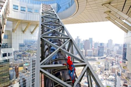 決してマネをしてはいけない、１７３メートルビルでの危険クライミングを敢行したスパイダーマン＝大阪・梅田スカイビル