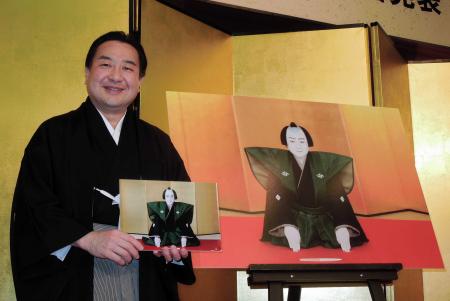 　父・坂田藤十郎が鴈治郎を襲名したときの写真を手に持つ中村翫雀＝東京・銀座