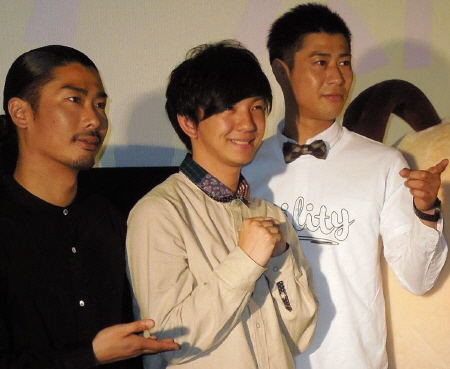 “勝負パンツ”姿で映画をＰＲしたパンサーの（左から）菅良太郎、向井慧、尾形貴弘