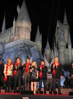 ホグワース城の前でポーズをとる（左から）米国・ケネディ駐日大使、安倍首相、ＵＳＪ代表取締役ＣＥＯグレン・ガンペル、女優のイヴァナ・リンチ氏、安藤忠雄氏、スチュアート・クレイグ氏