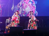 　奥田民生（左後方）と共演するパフィー＝日本武道館