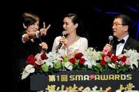 　２７年ぶりに国生さゆり（中央）と共演した渡辺満里奈。右は徳光和夫＝日本武道館