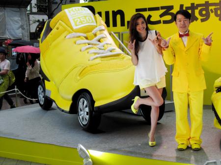 　トヨタ自動車の新型ヴィッツＰＲイベントに出席した中村アン（左）とダンディ坂野