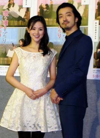 同せいカップルを演じた小西真奈美（左）と金子ノブアキ＝東京・渋谷のＮＨＫ