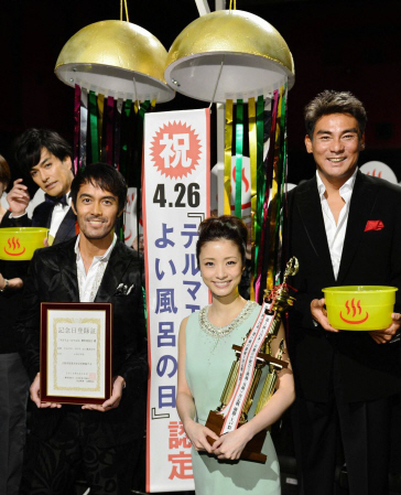 初日舞台あいさつでヒット祈願をする（左から）北村一輝、阿部寛、上戸彩、宍戸開