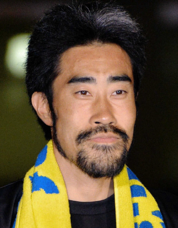 　エベレスト登頂を断念したタレントのなすび