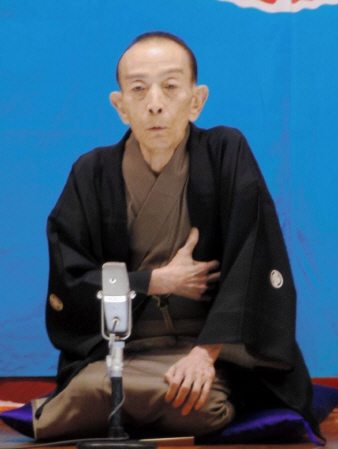 患部に手を当てながら病状を説明する桂歌丸＝東京・新宿末廣亭