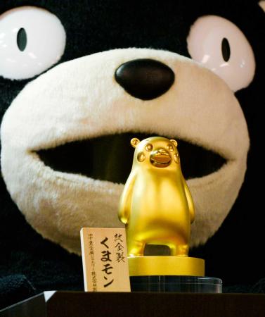　１億円の純金製「くまモン」と本物のくまモン＝東京・銀座