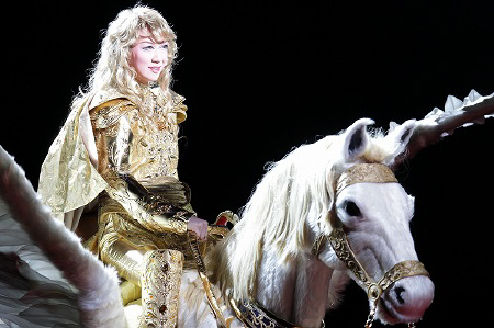 宝塚歌劇団宙組「ベルサイユのばら」で男装の麗人オスカルを的確に演じ挙げたトップスター凰稀かなめ＝タカラヅカ大劇場