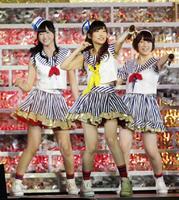 盛り上がる指原莉乃（中央）らＨＫＴ４８メンバー＝大阪城ホール（撮影・坂部計介）