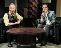 　吉田拓郎（右）のコメントに大笑いする谷村新司＝汐留・日本テレビ（撮影・三好信也）