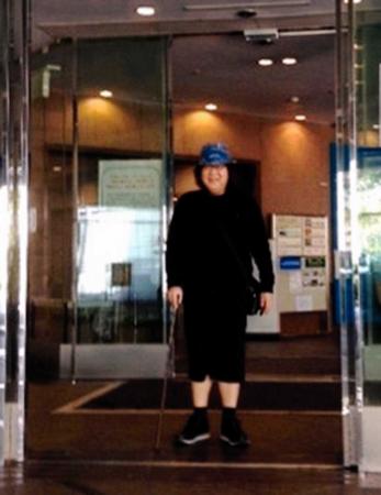 　約２カ月の入院生活を終え、退院したミッキー吉野＝横浜市内