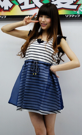 初ＤＶＤをアピールした麻衣愛＝東京・秋葉原ソフマップアミューズメント館