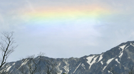 後藤真希が撮影したものと同種の「環水平アーク」。　鳥取県の国立公園・大山の尾根筋の上空に現れた＝４日午前、鳥取県大山町