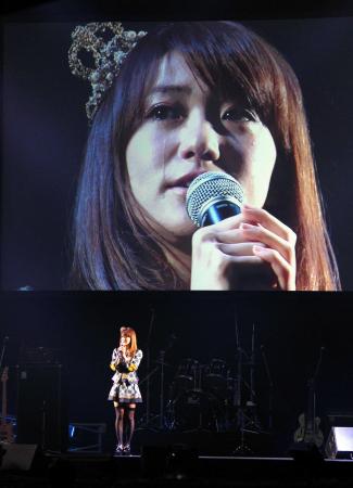 　ファンへのあいさつで涙を見せた大島優子＝インテックス大阪（撮影・飯室逸平）