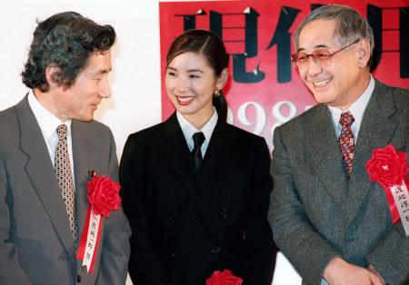 １９９７年１２月、「日本新語・流行語大賞」で「失楽園」が大賞を受賞。表彰式で喜ぶ渡辺淳一さん（右端）と黒木瞳（中央）。左は小泉純一郎厚相（当時）＝東京会館