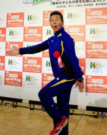 気合い十分？に、世界マスターズ陸上への挑戦計画を明かした間寛平＝大阪市内