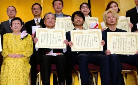 笑顔を見せる竹野内豊（前列右から二人目）と橋田壽賀子氏（前列左）