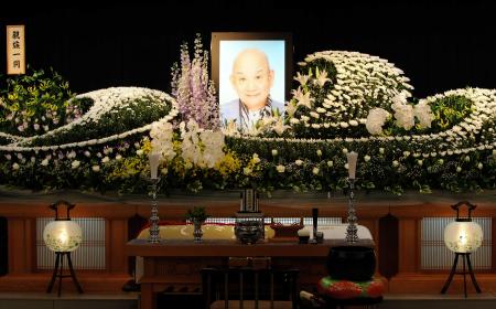 　おだやかな表情の遺影が置かれた逢坂じゅんさんの祭壇＝大阪市内の斎場