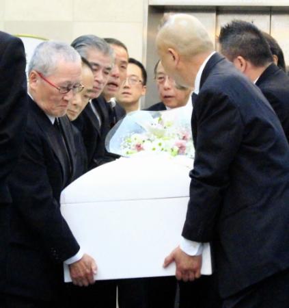 逢坂じゅんさんの棺は、相方のレツゴー正児（左端）、レツゴー長作（中央奥）によって運ばれた＝大阪市内