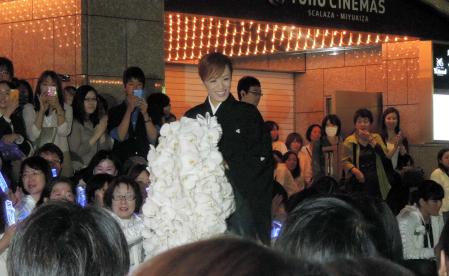 　宝塚花組を卒業し、ファンに見守られながらパレードする蘭寿とむ＝東京宝塚劇場