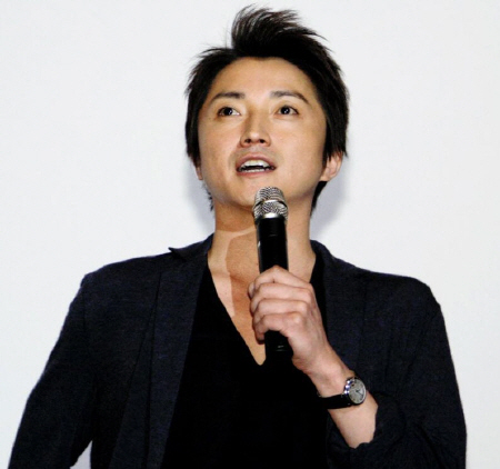 舞台あいさつに登場した藤原竜也＝大阪市内