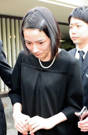 　涙を浮かべながら会場を後にする能年玲奈＝青山葬儀所（撮影・三好信也）