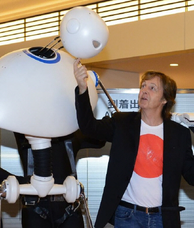 ミュージック・ビデオで共演したロボットの「ニューマン」を引き連れ来日したポール・マッカートニー＝羽田空港（撮影・村中拓久）