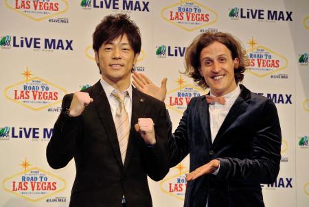 　ラスベガス公演へ意気込む陣内智則（左）と専属英語講師を務めるチャド・マレーン＝東京・渋谷