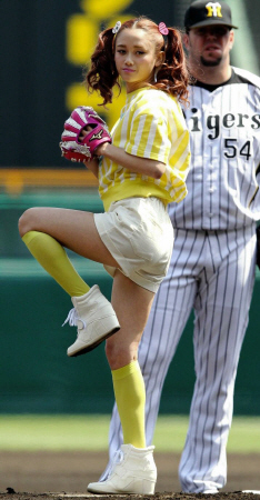 　始球式を務めた宮城舞（撮影・保田叔久）