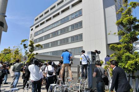 　ＡＳＫＡ容疑者逮捕の報を受け集った報道陣＝湾岸署