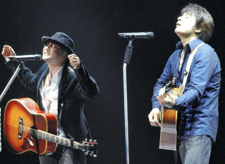 　コンサートで熱唱するＣｈａｇｅ（左）とＡＳＫＡ＝２００４年１１月、日本武道館