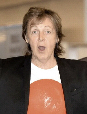 　明るい表情で来日したポール・マッカートニーだったが…＝１５日、羽田空港