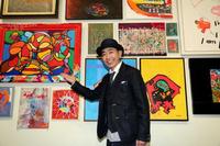 　個展で自身の作品の説明をする木梨憲武＝東京・上野の森美術館