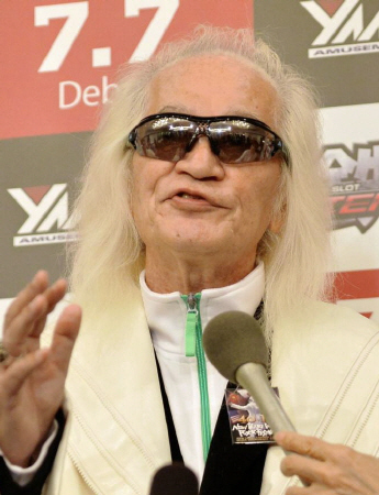 ＡＳＫＡ容疑者について報道陣の質問に答える内田裕也＝東京・品川