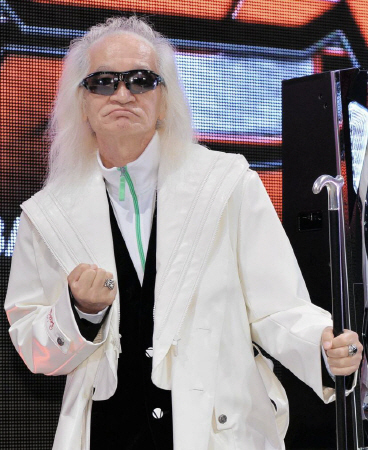 力強く拳を握りしめポーズを決める内田裕也