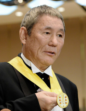 授与されたメダルを見せる北野武＝都内のホテル（撮影・北野将市）