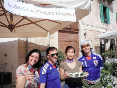 教会前の広場には「縁結び」にちなんでおむすびを売る店も出現