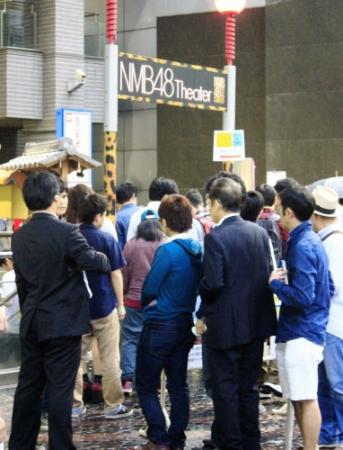 厳戒警備による公演が開催された大阪・ＮＭＢ４８劇場